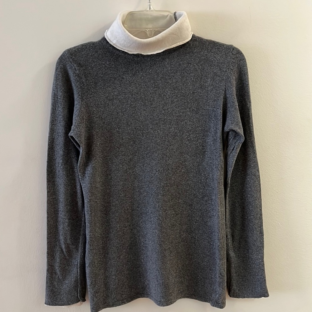 LAURIE B Grey Pullover with Ivory Roll Down Neck & Sleeves Size M